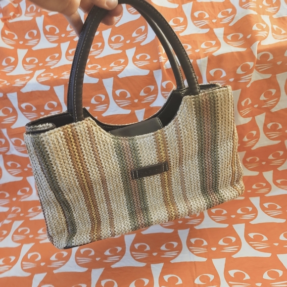 Adorable Crocheted Via Roma bag. Outside is perfect, inside needs work - Picture 4 of 7